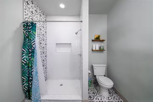 5743 Magnolia Ave, Riverside, CA 92506 - full bath featuring toilet and a shower with curtain