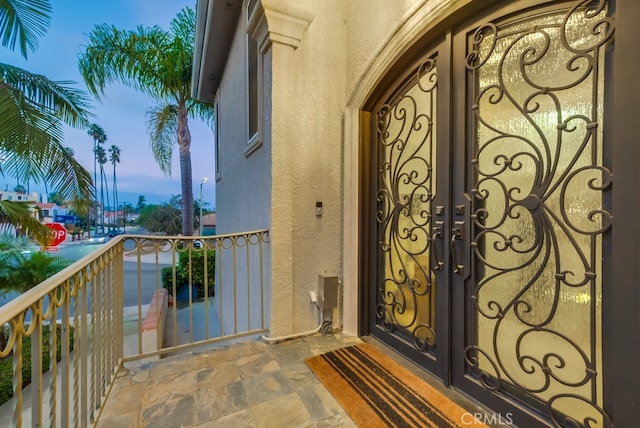 1906 S Patton Ave, San Pedro, CA 90732 - view of exterior entry featuring stucco siding and a balcony