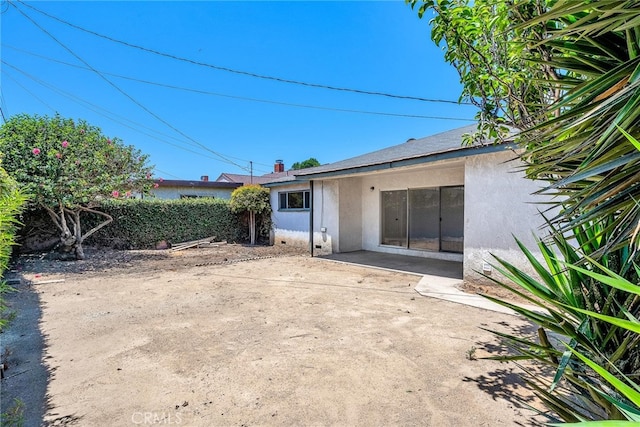 1014 W 185th St, Gardena, CA 90248 - back of property with stucco siding and a patio area