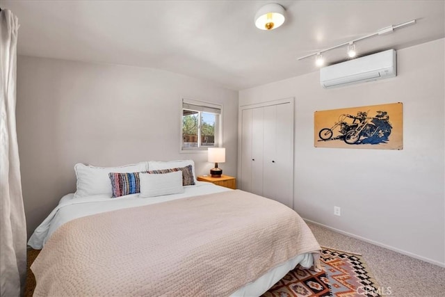 7638 Dumosa Ave, Yucca Valley, CA 92284 - carpeted bedroom with a wall unit AC, a closet, and rail lighting