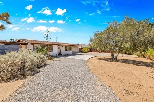 7638 Dumosa Ave, Yucca Valley, CA 92284 - ranch-style home featuring a patio and stucco siding