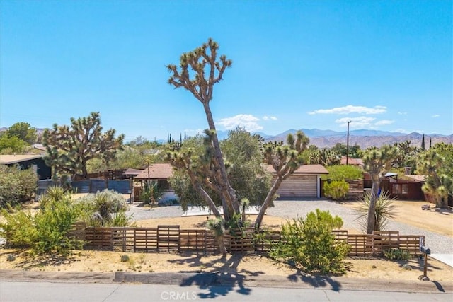 7638 Dumosa Ave, Yucca Valley, CA 92284 - view of front facade featuring a fenced front yard and a mountain view