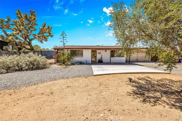 7638 Dumosa Ave, Yucca Valley, CA 92284 - ranch-style home featuring stucco siding and a patio