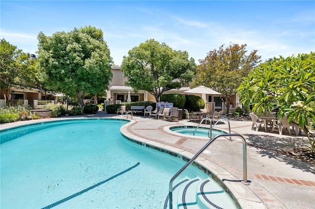 7038 De Celis Pl Unit 4, Van Nuys, CA 91406 - community pool with a community hot tub and a patio area
