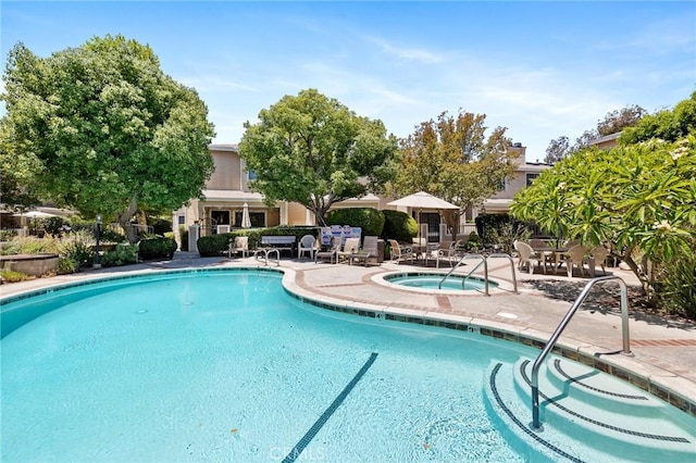 7038 De Celis Pl Unit 4, Van Nuys, CA 91406 - community pool with a community hot tub and a patio
