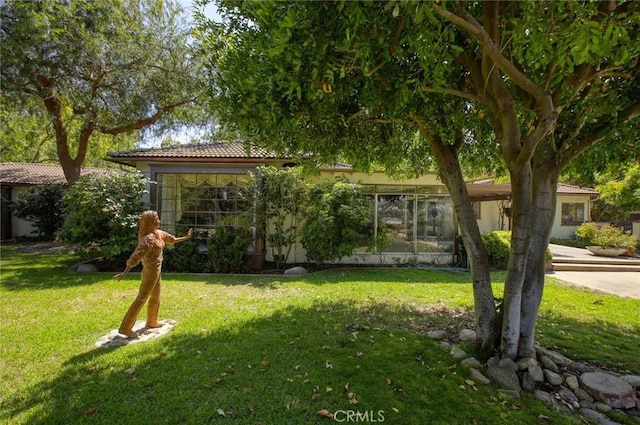 1075 Pine Oak Ln, Pasadena, CA 91105 - view of grassy yard