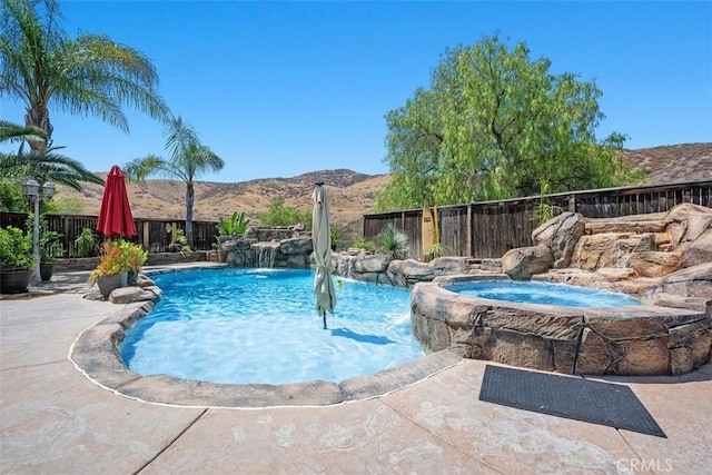 185 Alabaster Loop, Perris, CA 92570 - view of pool with a fenced backyard, a mountain view, and an in-ground hot tub