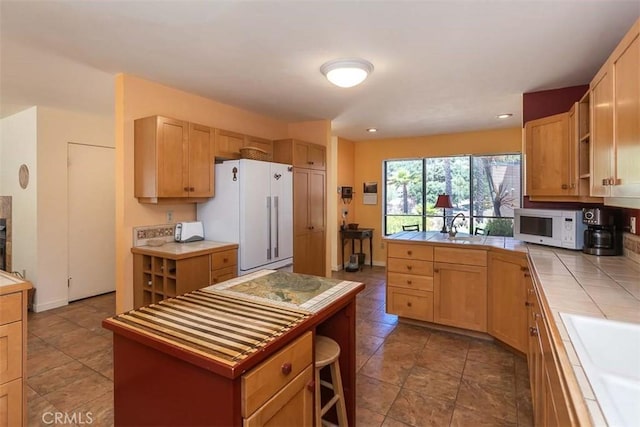 1410 Verde Canyon Rd, Arroyo Grande, CA 93420 - kitchen with tile countertops, white appliances, a kitchen bar, a peninsula, and recessed lighting