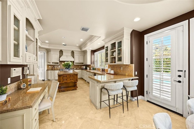 2786 E California Blvd, Pasadena, CA 91107 - kitchen with premium range hood, backsplash, a breakfast bar area, a peninsula, and ornamental molding