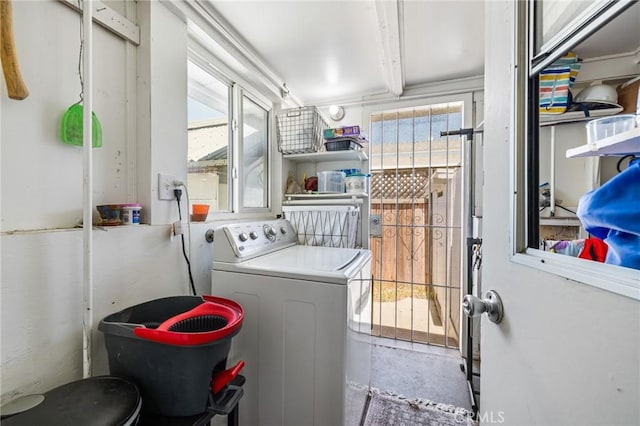 435 S Palm Ave, Santa Paula, CA 93060 - laundry room with washer / dryer
