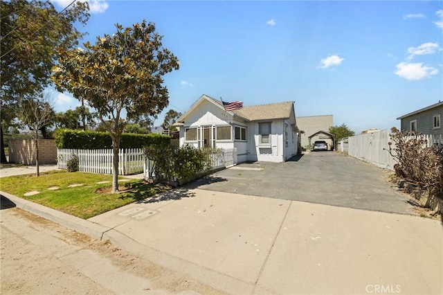 435 S Palm Ave, Santa Paula, CA 93060 - view of front facade featuring asphalt driveway