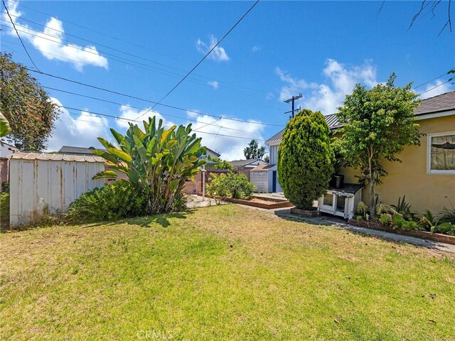 2345 22nd St, Santa Monica, CA 90405 - view of yard with a shed