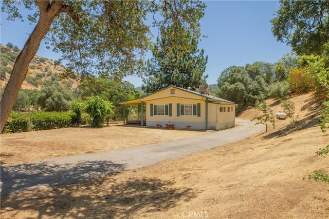 46424 Baldpate Ln, Squaw Valley, CA 93675 - view of front facade featuring driveway