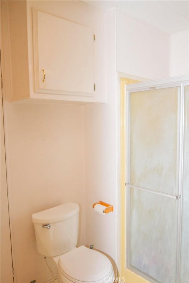 46424 Baldpate Ln, Squaw Valley, CA 93675 - bathroom featuring toilet and a shower with door