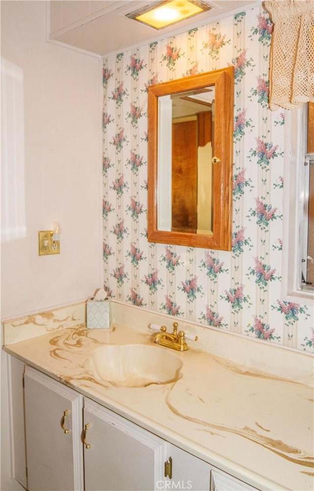 46424 Baldpate Ln, Squaw Valley, CA 93675 - bathroom featuring wallpapered walls and vanity