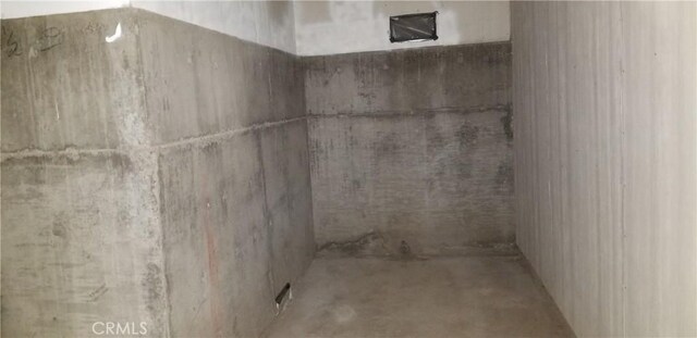 707 Joseph Pl, Isleton, CA 95641 - bathroom featuring concrete floors