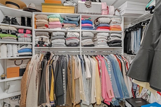 2056 Dublin Dr, Glendale, CA 91206 - view of walk in closet