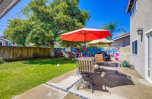 23402 Devonshire Dr, Lake Forest, CA 92630 - fenced backyard with a patio area and outdoor dining space