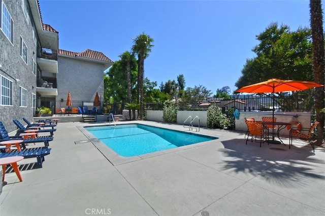 4140 Warner Blvd Unit 302, Burbank, CA 91505 - community pool with a patio area