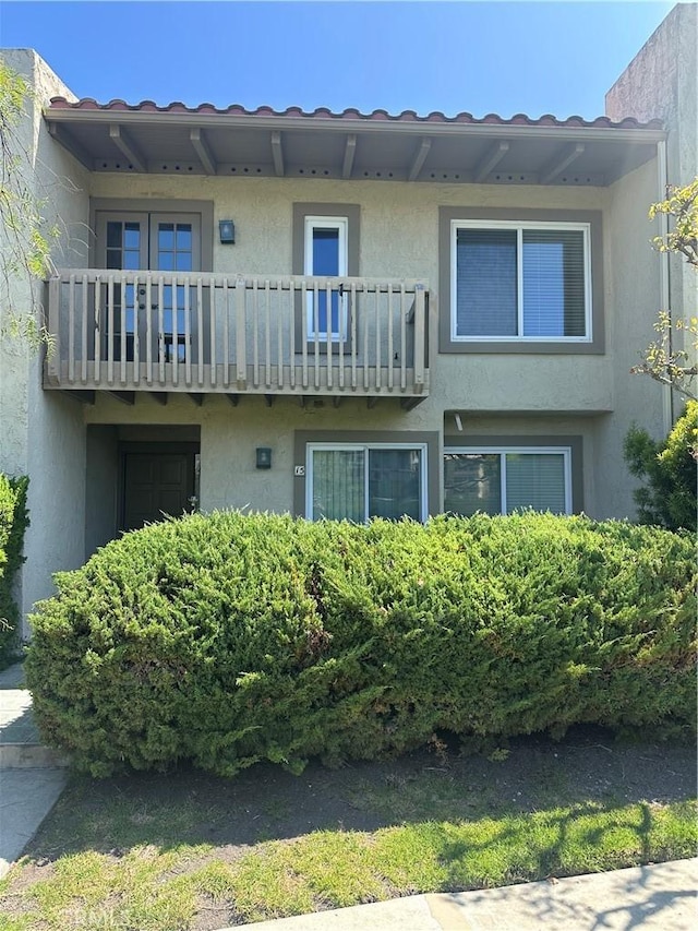 15 Hilltop Cir, Rancho Palos Verdes, CA 90275 - view of front of home with a balcony and stucco siding