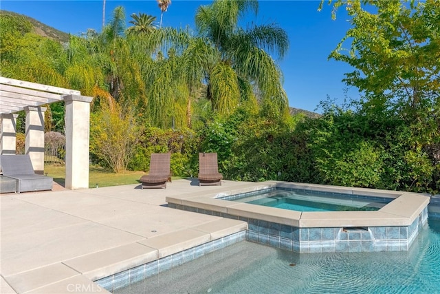 940 N Silent Ranch Dr, Glendora, CA 91741 - swimming pool featuring an in-ground hot tub and a patio area