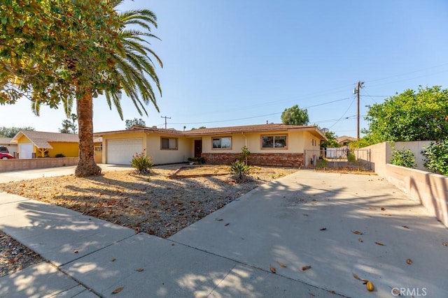 17480 Fontlee Ln, Fontana, CA 92335 - single story home featuring stucco siding, an attached garage, and driveway