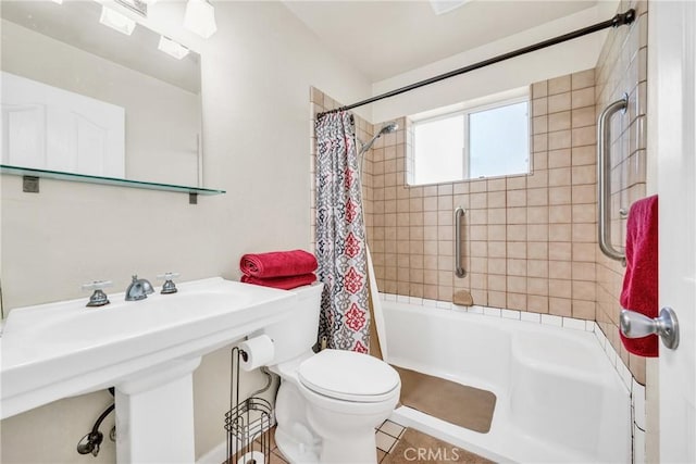 929 9th St, Williams, CA 95987 - full bath featuring shower / bath combination with curtain and toilet
