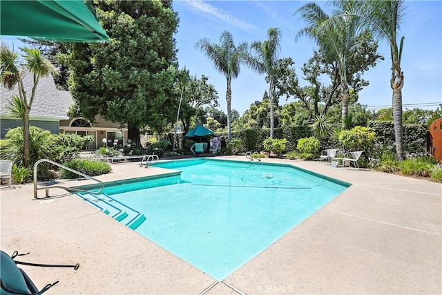 524 St Kevin Ct, Merced, CA 95348 - community pool with a patio