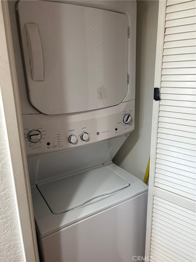 21086 Mauve Unit 79, Mission Viejo, CA 92691 - laundry area with stacked washer and clothes dryer