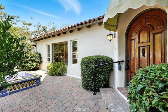 408 N Mccadden Pl, Los Angeles, CA 90004 - entrance to property featuring stucco siding and a patio area