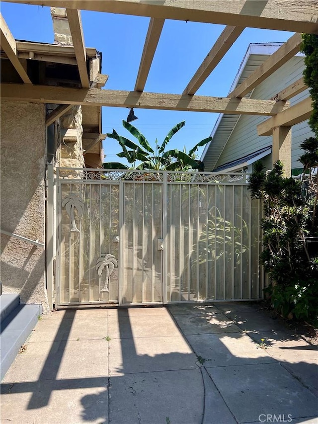 1323 W 41st Pl, Los Angeles, CA 90037 - view of patio featuring a gate