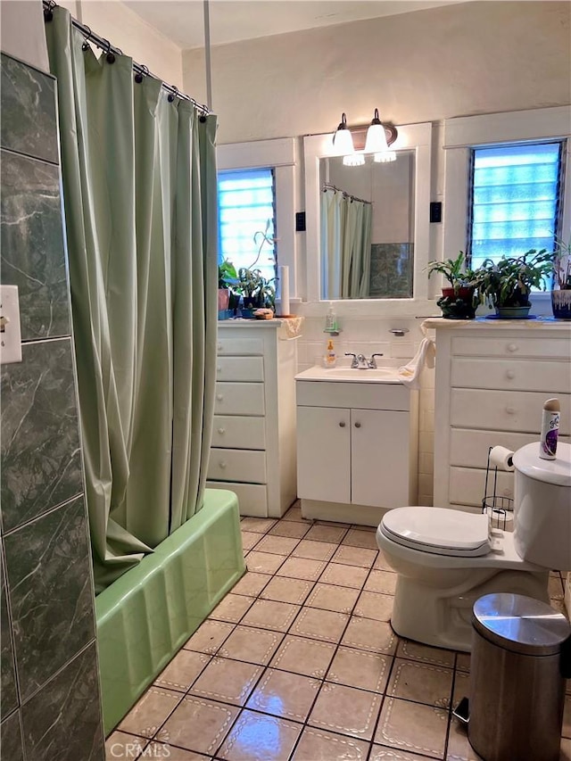 1323 W 41st Pl, Los Angeles, CA 90037 - bathroom with vanity, shower / bath combo, and tile patterned flooring