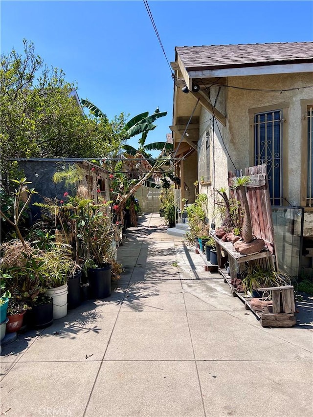 1323 W 41st Pl, Los Angeles, CA 90037 - view of patio