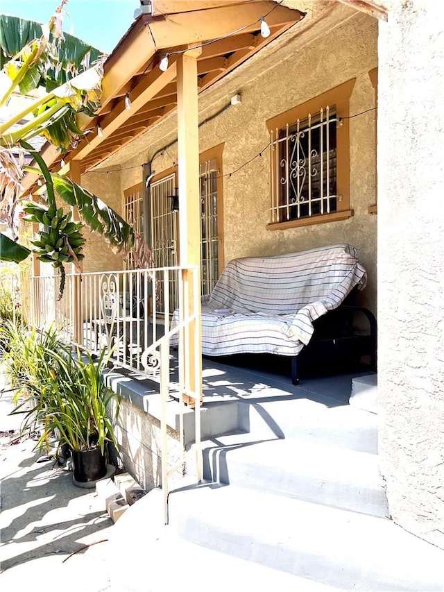 1323 W 41st Pl, Los Angeles, CA 90037 - view of covered porch