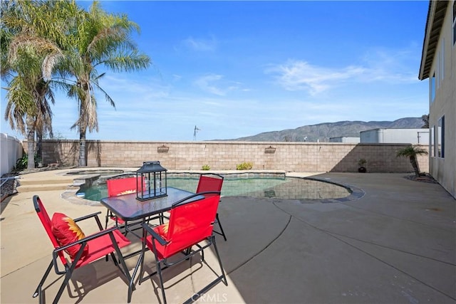 750 Multnomah Ct, San Jacinto, CA 92582 - fenced backyard featuring a mountain view, a patio, and a pool with connected hot tub