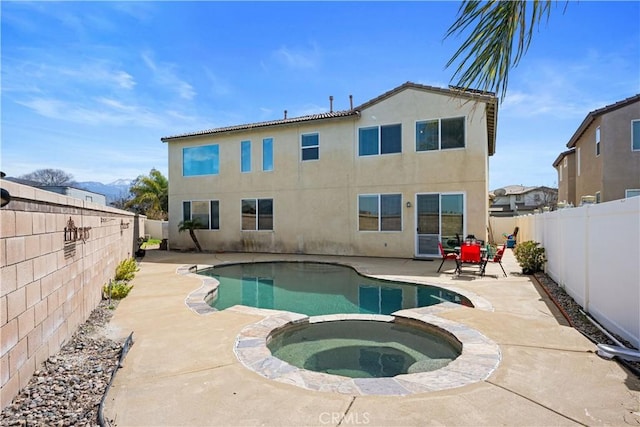 750 Multnomah Ct, San Jacinto, CA 92582 - view of pool featuring a patio, a fenced backyard, and a pool with connected hot tub