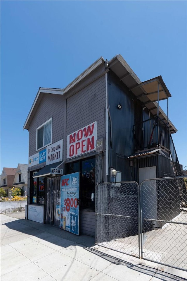 285 W 9th St, San Pedro, CA 90731 - view of property with a garage