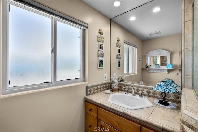 1372 W Sepulveda St, San Pedro, CA 90732 - full bath featuring vanity and recessed lighting