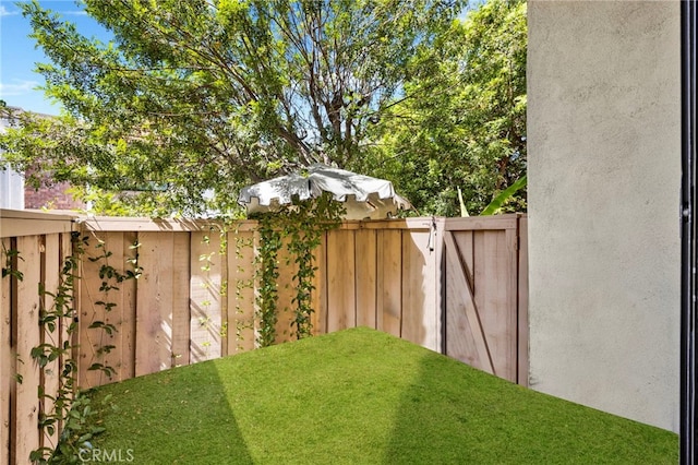 5533 Edward E Horton Ln Unit 6, Encino, CA 91316 - view of yard featuring a gate
