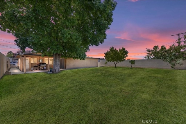 2616 Lynwood St, Bakersfield, CA 93306 - fenced backyard with a patio