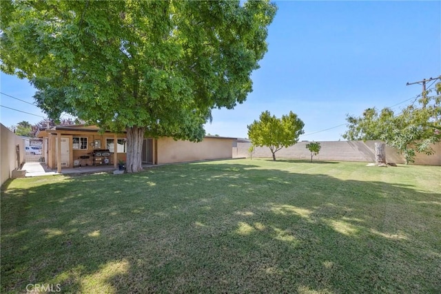 2616 Lynwood St, Bakersfield, CA 93306 - fenced backyard with a patio