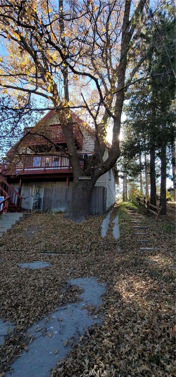 1126 Aleutian Dr, Lake Arrowhead, CA 92352 - view of side of home with a deck