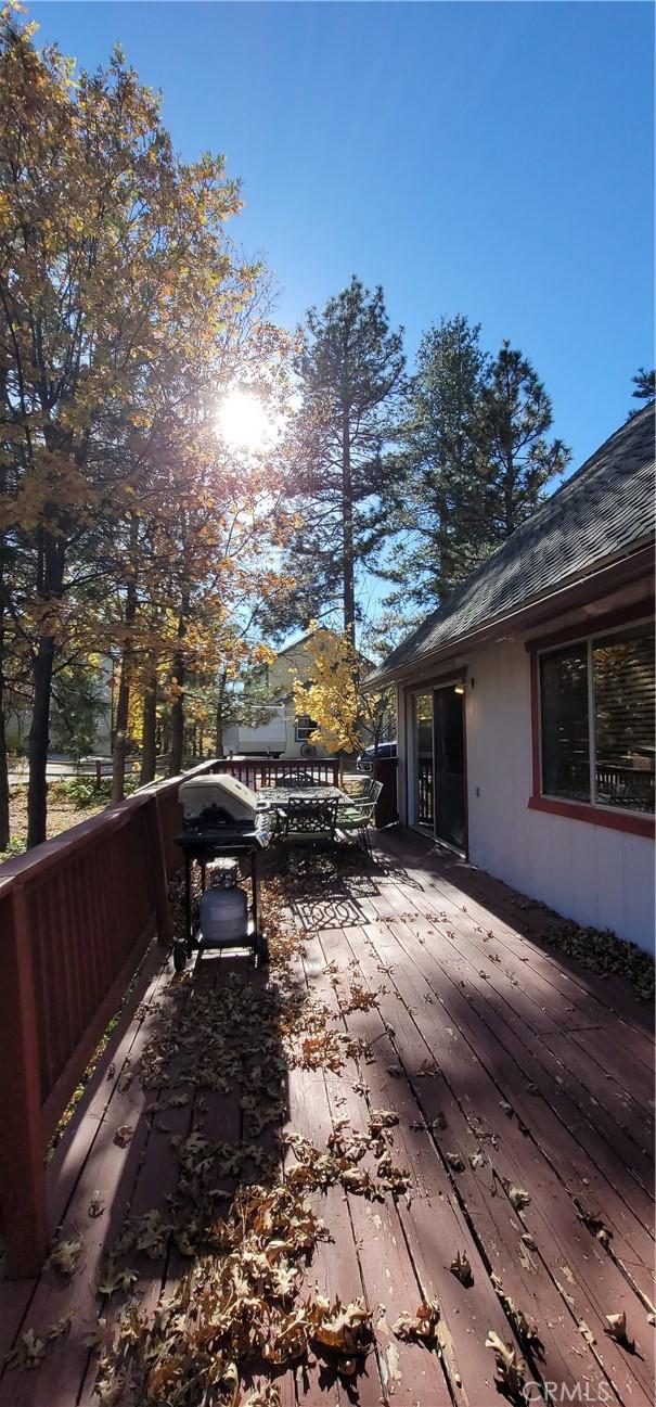1126 Aleutian Dr, Lake Arrowhead, CA 92352 - deck featuring outdoor dining space and a grill
