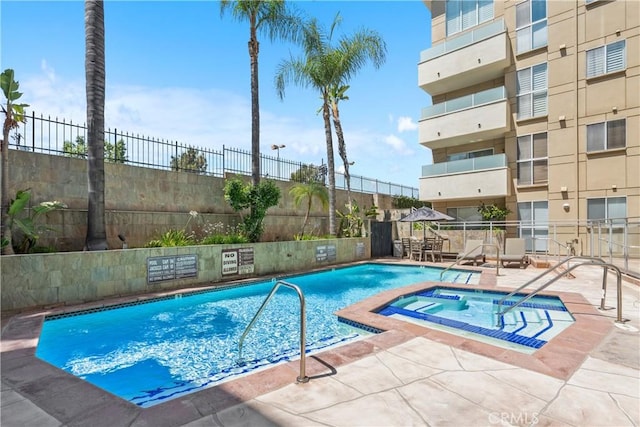 4949 Genesta Ave Unit 102, Encino, CA 91316 - community pool with a community hot tub and a patio