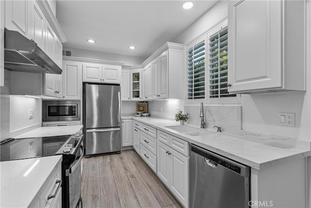 4949 Genesta Ave Unit 102, Encino, CA 91316 - kitchen featuring stainless steel appliances, under cabinet range hood, white cabinetry, recessed lighting, and light wood-style floors