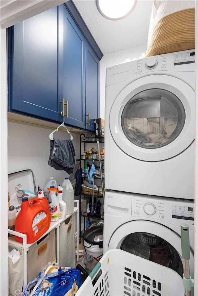 28 Argonne Ave, Long Beach, CA 90803 - laundry area with stacked washer and clothes dryer and cabinet space