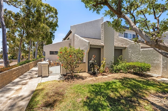 18714 Maplewood Cir, Huntington Beach, CA 92646 - view of front of property with stucco siding