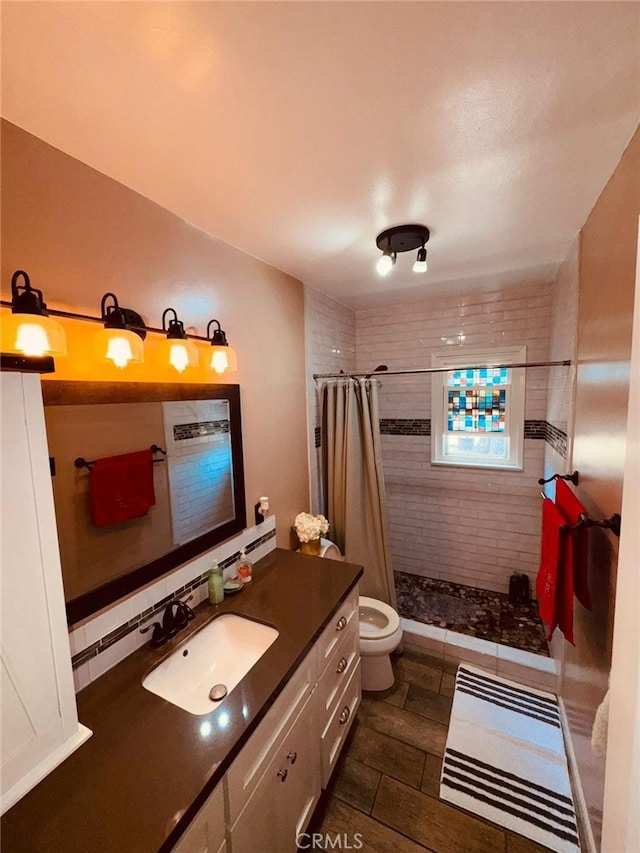 3620 Hoover St, Riverside, CA 92504 - bathroom featuring tiled shower, vanity, and wood finished floors