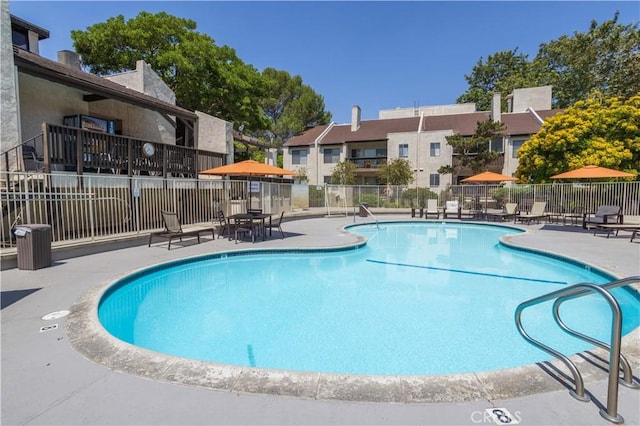 7205 Summertime Ln, Culver City, CA 90230 - community pool with a patio area and a residential view