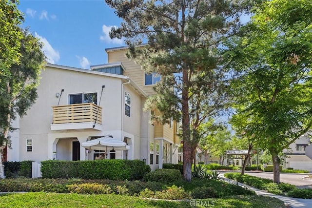 29 Quartz Ln, Ladera Ranch, CA 92694 - view of front of home featuring a balcony and stucco siding